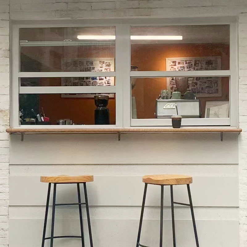How can a manual lifting window achieve stable hovering at any height?